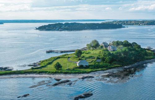 Portland House | Private Island Getaway - 2BR Cottage
