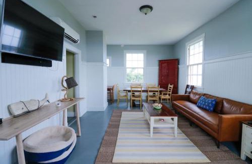 Portland House | Private Island Getaway - 2BR Cottage