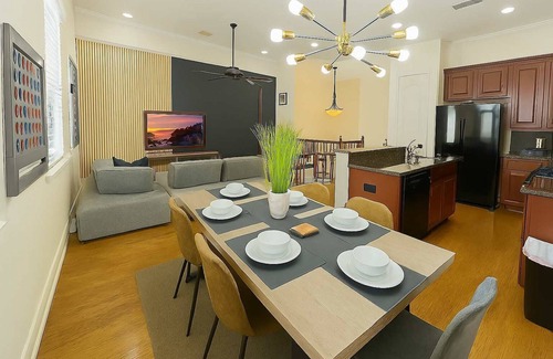 Woodlake - Briar Meadow House | Private Jacuzzi Gem | Galleria | Sleeps 8