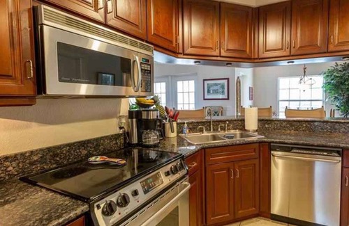 Auburndale House | Idyllic Lake House with Private Pool and Excellent Rating