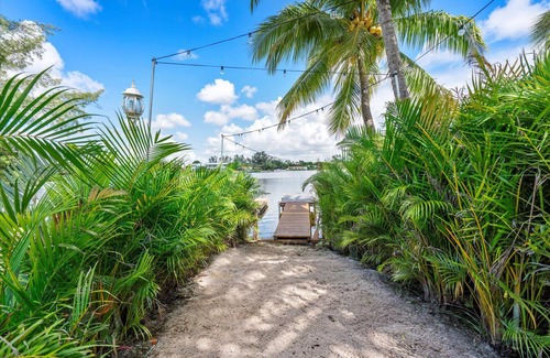 Ojus House | Lake House Retreat with Huge Yard in Aventura, Pet Friendly