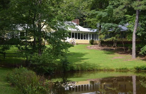 Vincent Apartment | Serene Lakeside Retreat with Spa and Hot Tub Amenities