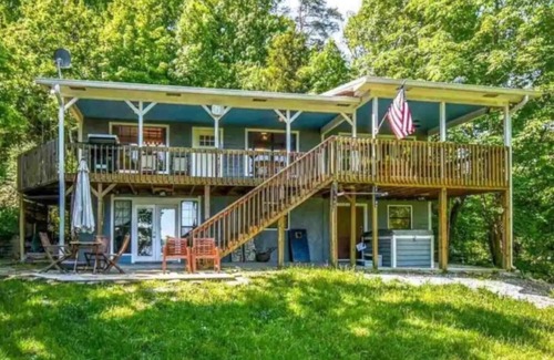 Dandridge House | Idyllic Lakefront Retreat with Spa and Ocean Views