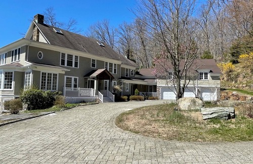 Kinnelon House | Beautiful Lakeside Mansion: Ideal for Weddings & Gatherings