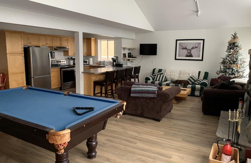 Snow Pine Estates Ski Chalet | Ideal Ski-In Chalet: Pet-Friendly & Family-Oriented Retreat