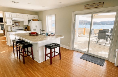 Fairland House | Relax at Our Private Lakefront Retreat with Scenic Views