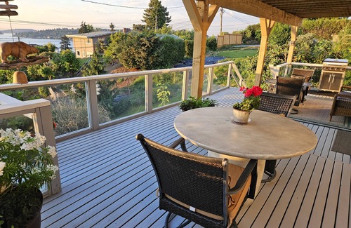 Seattle Metro Area Apartment | Inviting Lake View Studio with Spa and Hot Tub Access