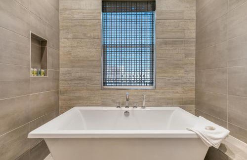 Mid-City House | Inviting Private Living Villas Close to City Attractions