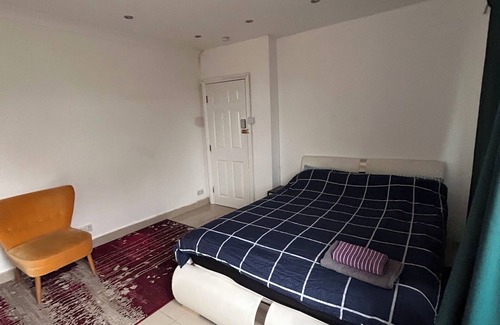 Hanger Hill Bed & Breakfast | Private Loft- Direct Travel to Central Ldn and Heathrow
