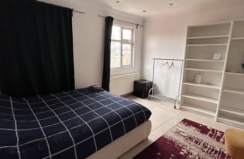 Hanger Hill Bed & Breakfast | Private Loft- Direct Travel to Central Ldn and Heathrow