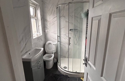 Hanger Hill Bed & Breakfast | Private Loft- Direct Travel to Central Ldn and Heathrow