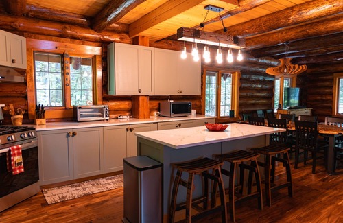 Maple Falls House | Enchanting Log Cabin Retreat with Hot Tub and Gaming Garage