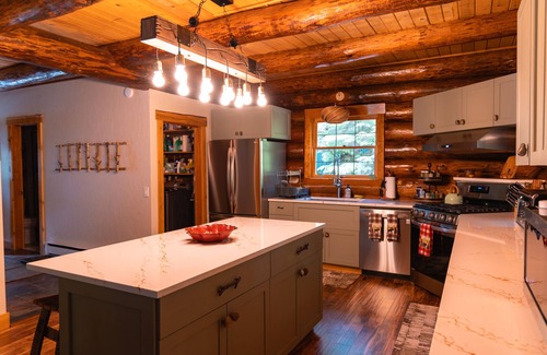 Maple Falls House | Enchanting Log Cabin Retreat with Hot Tub and Gaming Garage