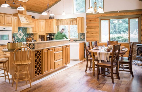 Clinton Cabin | Cozy Log Cabin Retreat on Whidbey Island with Breakfast