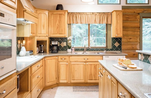 Clinton Cabin | Cozy Log Cabin Retreat on Whidbey Island with Breakfast
