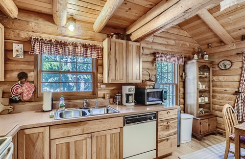 Black Hawk Cabin | Cozy Log Cabin with Wood Stove in Black Hawk
