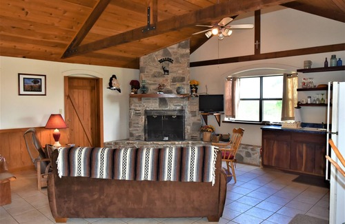 Harper House | Scenic Private Maner Hacienda with Breakfast & Kitchen Access