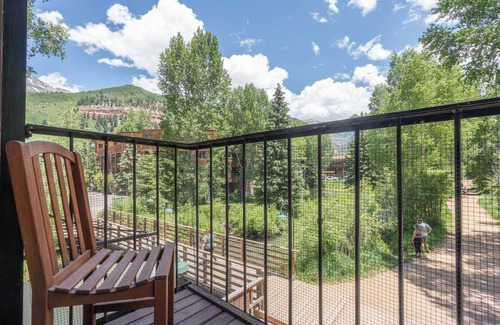 Telluride Hotel | Serene Manitou Lodge Room with Scenic River Decks