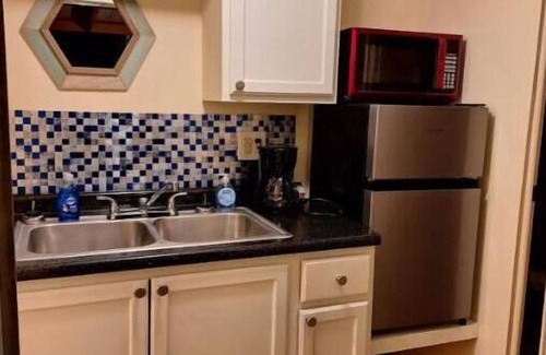 Hinesville House | Cozy Private Studio with Kitchen for Couples and Solo Travelers