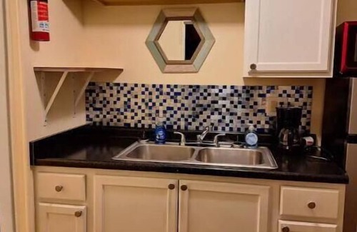 Hinesville House | Cozy Private Studio with Kitchen for Couples and Solo Travelers