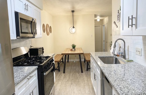 McNeil House | Cozy Master Bedroom near Domain & St Davis with Breakfast