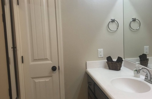 Wheatland House | Private Master Suite with Breakfast and Child-Friendly Access