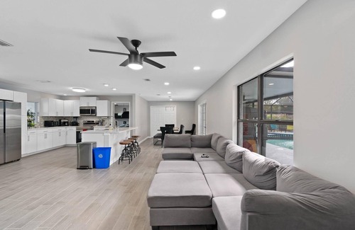 Orlando House | Premier Stay with Private Golf Course Near Universal Studios