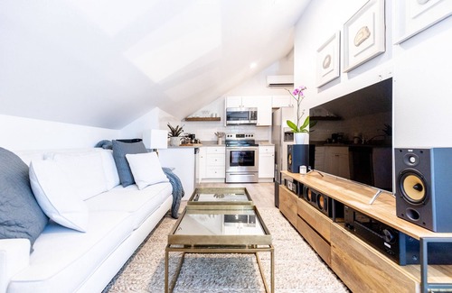 Whittier House | Modern Carriage House Retreat in Vibrant Downtown Denver