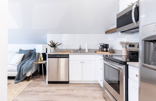 Whittier House | Modern Carriage House Retreat in Vibrant Downtown Denver
