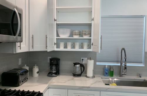 Canoga Park House | Modern Guest House Retreat in Los Angeles for Families