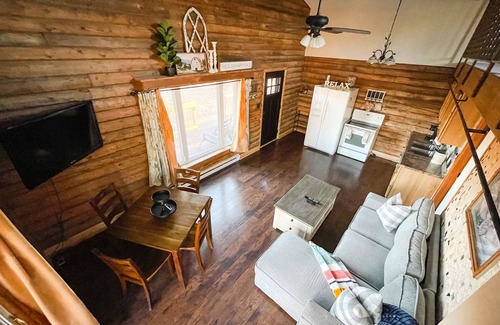Colorado Springs House | Cozy Mountain Cottage with King Bed on 8 Acres