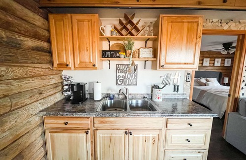 Colorado Springs House | Cozy Mountain Cottage with King Bed on 8 Acres