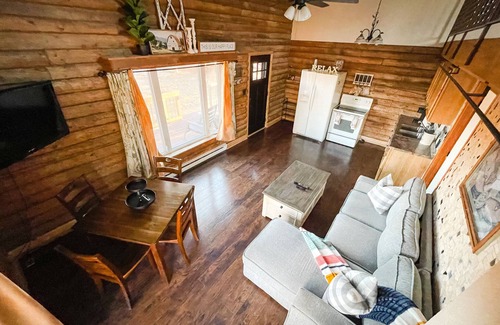 Colorado Springs House | Cozy Mountain Cottage with King Bed on 8 Acres