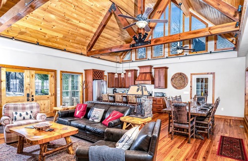 Banner Elk House | Secluded Mountain Cabin with Hot Tub and Game Room