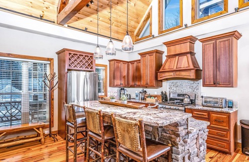Banner Elk House | Secluded Mountain Cabin with Hot Tub and Game Room