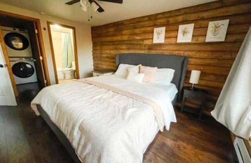 Colorado Springs Villa | Cozy Mountain Cottage with King Bed and 8 Acres of Nature