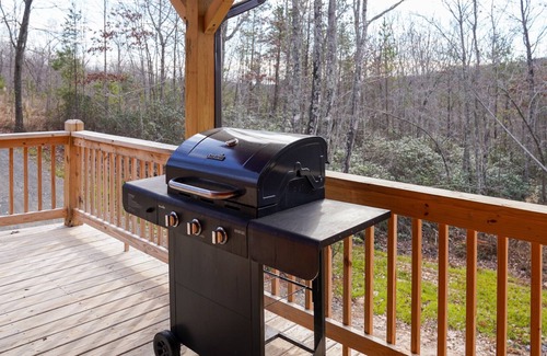 Mount Airy Cabin | Exceptional 5 Master Bedroom Mountain Cabin with Hot Tub