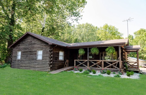 Archbold Cabin | Idyllic Cabin Retreat on 10 Acres by the Tiffin River