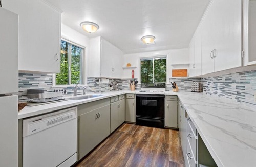 Long Barn Cabin | Cozy, Family & Pet Friendly Cabin with Pool and Breakfast