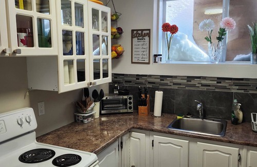 Gravenhurst House | Idyllic Muskoka Retreat with Private Pool & Family-Friendly Amenities