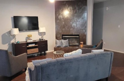 Cedar Hill House | Idyllic Retreat Near Joe Pool Lake | Top-Rated Downtown Dallas
