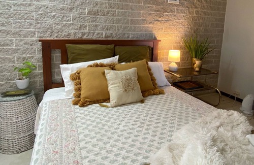 Ocean Shores Apartment | Artistic Retreat with Ocean View, Steps from the Beach