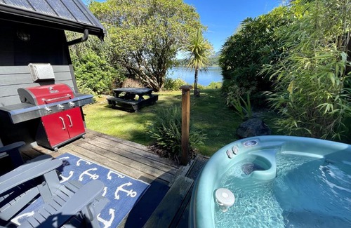 Ucluelet House | Oceanfront Cabin Retreat with Hot Tub - Highly Rated 9.4/10
