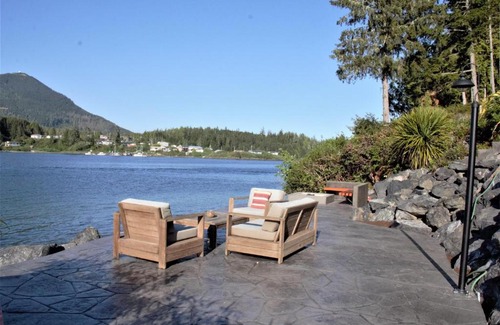 Ucluelet House | Oceanfront Cabin Retreat with Hot Tub - Highly Rated 9.4/10