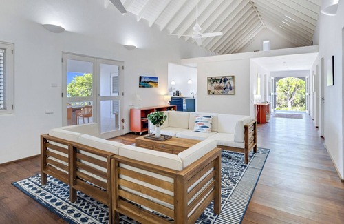 Sabadeco House | Private Oceanfront Sanctuary- serene house on large garden lot, 10 mins to town