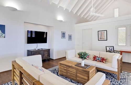 Sabadeco House | Private Oceanfront Sanctuary- serene house on large garden lot, 10 mins to town