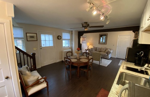 Kingston House | Idyllic One-Bedroom Guesthouse with Pool & Ocean View