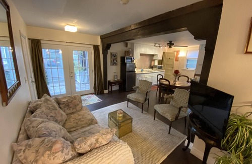 Kingston House | Idyllic One-Bedroom Guesthouse with Pool & Ocean View