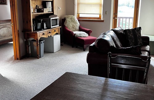 Wilson Apartment | Inviting Upper Level Suite with Kitchen - Guest Rated 10/10