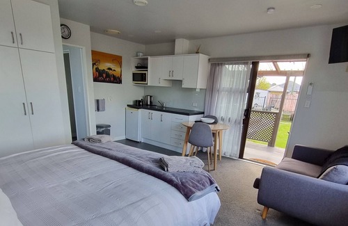 Redwood Apartment | Private open plan self-contained unit. Cooking facilities. King Size bed.